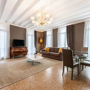 https://san-teodoro-palace-luxury-apartments.hotelslidodijesolo.com